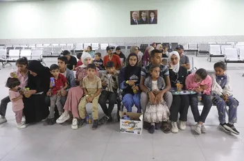 القوات المسلحة تنقل 15 طفلاً مريضاً من القطاع للعلاج في الأردن - صور