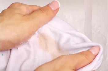 خطأ شائع أثناء الغسيل يتسبب في بقاء البقع الغامضة على الملابس.. احذريه
