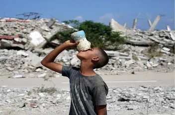 فتى فلسطيني بالقرب من مخيم النصيرات للاجئين في وسط قطاع غزة