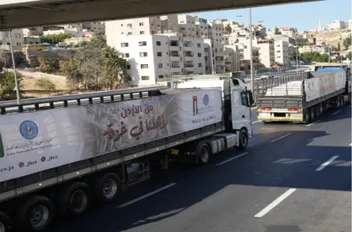 شاحنات تحمل مساعدات إنسانية في طريقها من الأردن إلى قطاع غزة.