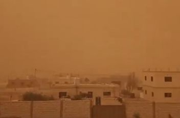 غبار كثيف في الأزرق يهبط بالرؤية إلى 50 متراً .. والدوريات الخارجية تحذر