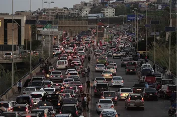 لبنانيون يفرون بالآلاف | من المصدر