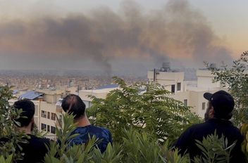 لبنانيون يشاهدون تصاعد الدخان بعد قصف إسرائيلي طال الضاحية الجنوبية لبيروت (أ.ب)
