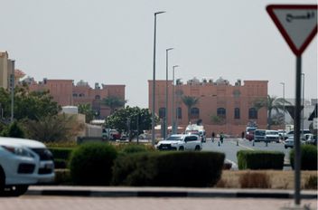 سيارات متوقفة في منطقة الهجوم على الدوحة