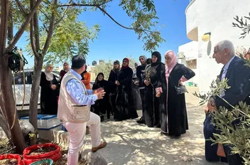 جلسة ضمن المدرسة الحقلية لزراعة الخضار في لواء الوسطية
