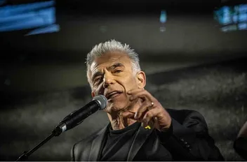 لابيد يحذّر: فوز نتنياهو مجدّدًا يعني "نهاية الصهيونية" وانهيار إسرائيل