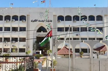 بلدية إربد تواصل تنفيذ خطتها لتعبيد الطرق وتحسين واقع النظافة في المدينة