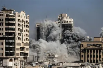 جيش الاحتلال يدمر برج الكوثر بمدينة غزة
