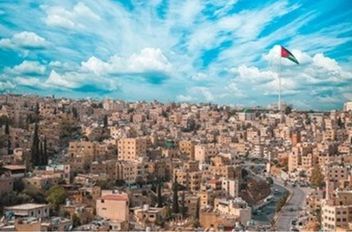 الوكيل الإخباري-   تنخفض درجات الحرارة قليلاً اليوم الاثنين لتسجل حول معدلاتها العامة لمثل هذا الوقت من السنة؛ الطقس صيفي عادي في أغلب المناطق، فيما يكون حار في البادية والأغوار والبحر الميت والعقبة،