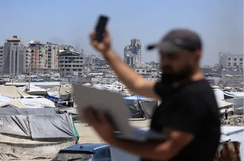 انقطاع خدمات الانترنت والاتصالات الأرضية في