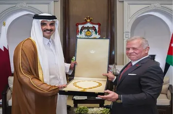الملك يمنح أمير قطر قلادة الحسين بن علي
