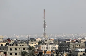 انقطاع الاتصالات يعزل 800 ألف فلسطيني بغزة
