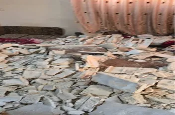انهيار جزئي لسقف منزل قديم في مخيم الشهيد عزمي المفتي جنوبي مدينة إربد.