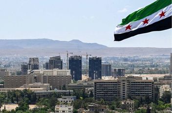 علم سوريا يرفرف فوق حديقة تشرين في دمشق