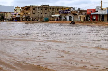 مياه تغمر شارعًا رئيسيًا في الخرطوم