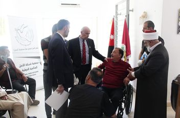 توزيع عدد من الكراسي المتحركة على مصابين عسكريين في الكرك
