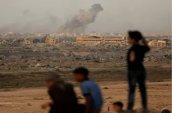 تصاعد الدخان عقب غارة إسرائيلية على قطاع غزة