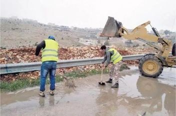 ترأس متصرف لواء الوسطية المهندسة ميسون الخصاونة اجتماعاً في دار بلدية الوسطية لمناقشة وإقرار خطة الطوارئ الخاصة بفصل الشتاء، بحضور رئيس بلدية الوسطية، ومدراء الدوائر الرسمية، ورئيس مركز أمن الوسطية،