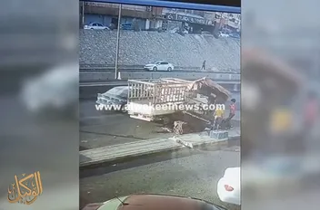 شاهد : بسطة تتسبب بكارثة على "أوتوستراد" الزرقاء - فيديو
