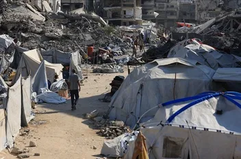 مصابون في قصف مسيّرة خيمة نازحين غربي خان يونس
