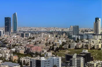 يكون الطقس السبت، معتدل الحرارة في أغلب المناطق، وحارا في البادية والأغوار والبحر الميت والعقبة، وتكون الرياح شمالية غربية معتدلة السرعة تنشط أحيانا في مناطق البادية.

وبحسب تقرير إدارة الأرصاد الجوية