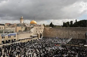 آلاف المستوطنين أثناء وجودهم عند الحائط الغربي، في البلدة القديمة بالقدس