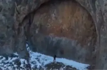 فيديو .. "باب عملاق" غامض في جبال كازاخستان يثير جدلاً واسعًا