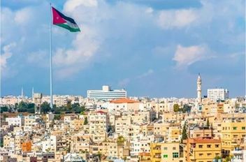 يطرأ الثلاثاء استقرار على درجات الحرارة، حيث يبقى الطقس معتدلًا في أغلب المناطق، بينما يستمر حارًا في الأغوار والبحر الميت والعقبة، مع ظهور بعض الغيوم على ارتفاعات منخفضة. وتكون الرياح شمالية غربية مع