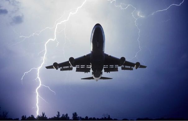 صاعقة تضرب طائرة فريق إسرائيلي في الأجواء - الوكيل الإخباري