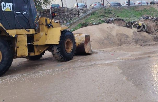 بلدية بني عبيد تفتح "عبارة" بعد إغلاقها بسبب مخلفات إنشائية 