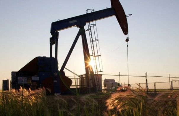 ترامب يوضح أسباب تخفيف العقوبات على النفط الروسي مؤقتاً 