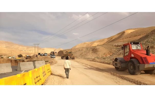 الأشغال: قوة السيول تتسبب بانجراف مقطع من الطريق الملوكي الطفيلة-الكرك 