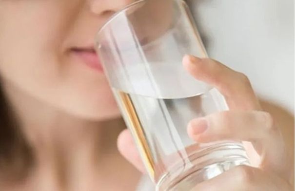 أفضل وقت لشرب الماء الساخن لتعزيز الهضم 