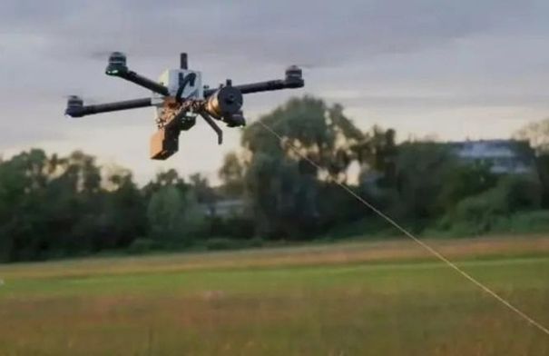 معاريف: إيران طورت مئات المسيّرات لحزب الله تعمل بالألياف الضوئية 