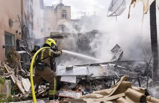 عاجل إعلام إسرائيلي: سقوط شظايا صاروخ عنقودي إيراني 