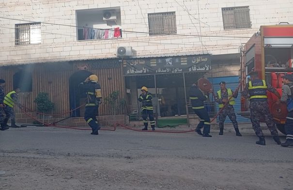 عاجل حريق داخل مطعم في الزرقاء - صور 