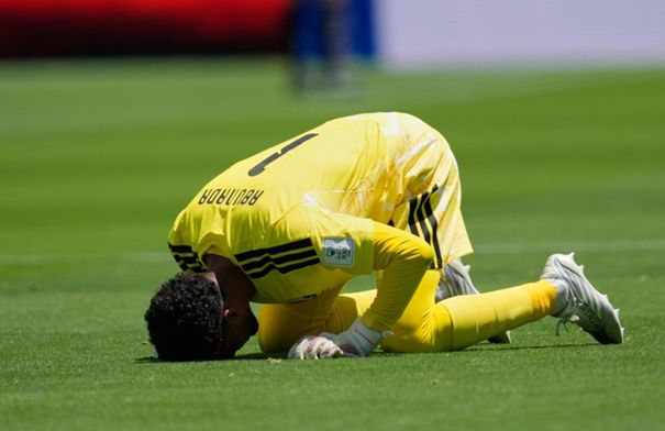 لقطة مؤثرة لحارس منتخب قطر بعد فوزه بجائزة أفضل لاعب في مباراة سويسرا 