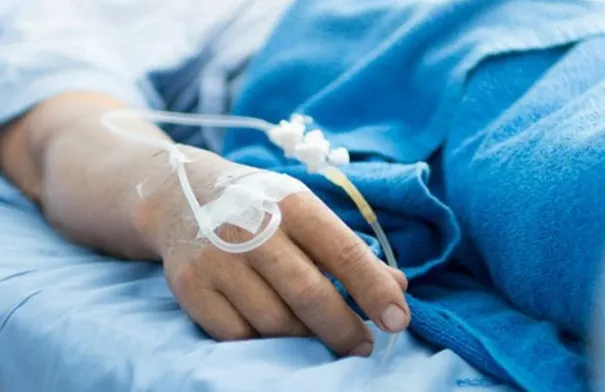 تعرّض فنان عربي لوعكة صحية وفريقه الطبي يوصي بسفره إلى الخارج -صورة 