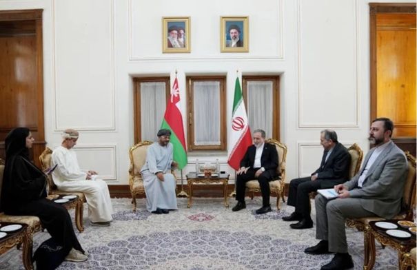 عُمان وإيران يناقشان مقترحا لممر مؤقت مشترك في هرمز 
