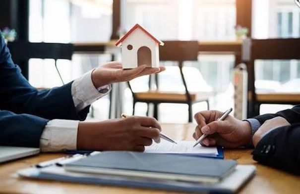 عاجل نقيب المكاتب العقارية يحسم الجدل: لا تدفعوا مقابل مشاهدة المنازل #عاجل 