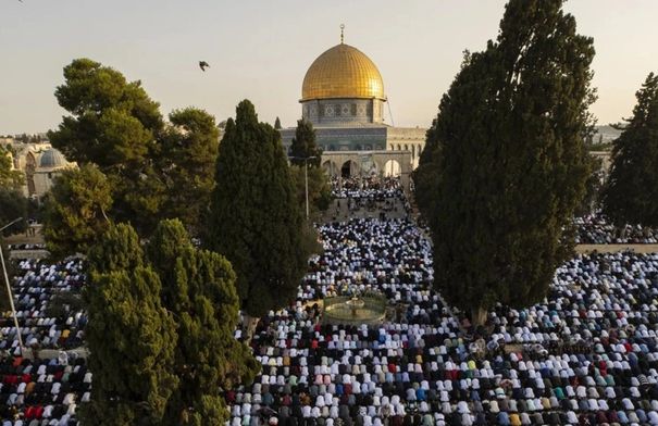 عاجل عشرات الآلاف يؤدون صلاة الجمعة في المسجد الأقصى #الاردن 