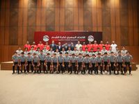 صورة تذكارية لوزير الشباب والرياضة مع لاعبي منتخب الناشئين