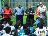 رئيس النادي الأهلي يساند لاعبي منتخب الناشئين