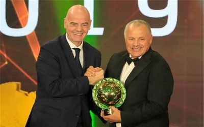 إنفانتينو يعزي أبو ريدة في وفاة مصطفى رياض 