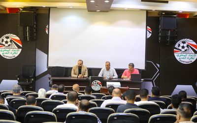 مصطفى عزام يجتمع مع مندوبي المناطق  لمناقشة قواعد قيد وانتقالات اللاعبين بالموسم الجديد 