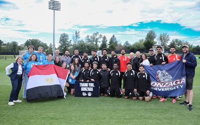 قميص منتخب مصر  وصور جماعية إهداءً لجامعة جونزاجا في "سبوكين" 