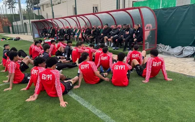 جلسة تحفيزية للاعبي منتخب الناشئين قبل مواجهة تونس بكأس الأمم الأفريقية