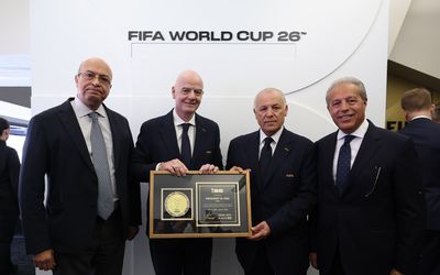إنفانتينو يهدي أبو ريدة تذكار كأس العالم باسم الرئيس السيسي على هامش مباراة مصر وبلجيكا 