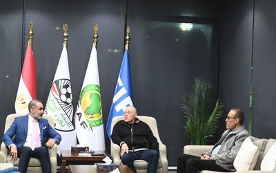 هاني أبو ريدة يجتمع مع مدير المنتخبات العراقية 