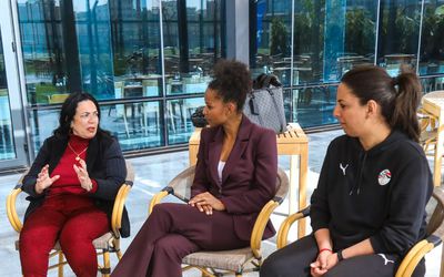 لورا جورج تزور مقر اتحاد الكرة وتجتمع بلاعبات المنتخب